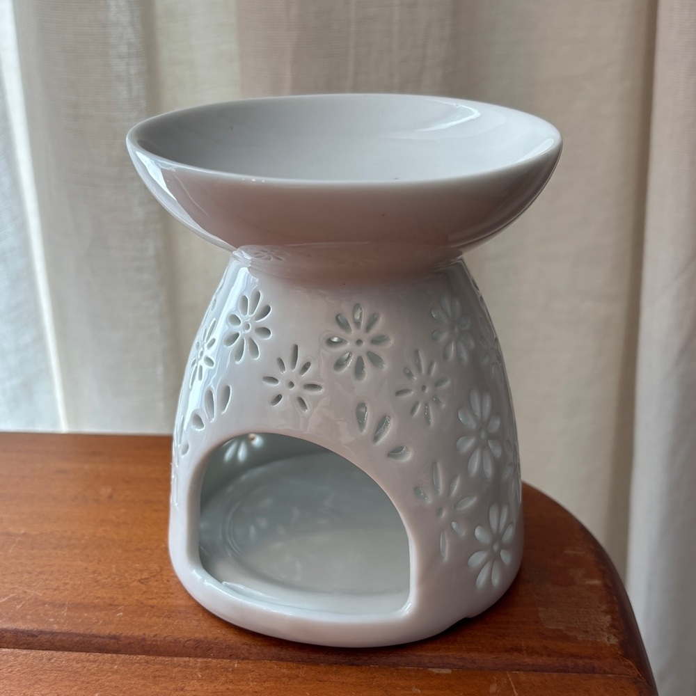 White Ceramic Tea Light Wax Melt / Oil Aroma Burner
